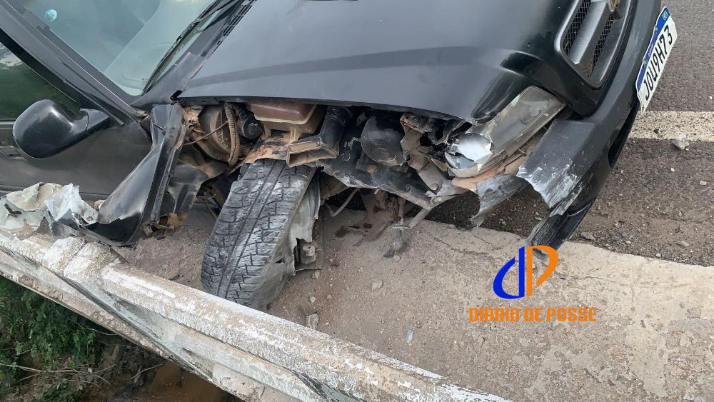 Caminhonete bate em guard-rail de ponte na GO-118, em Monte Alegre de Goiás