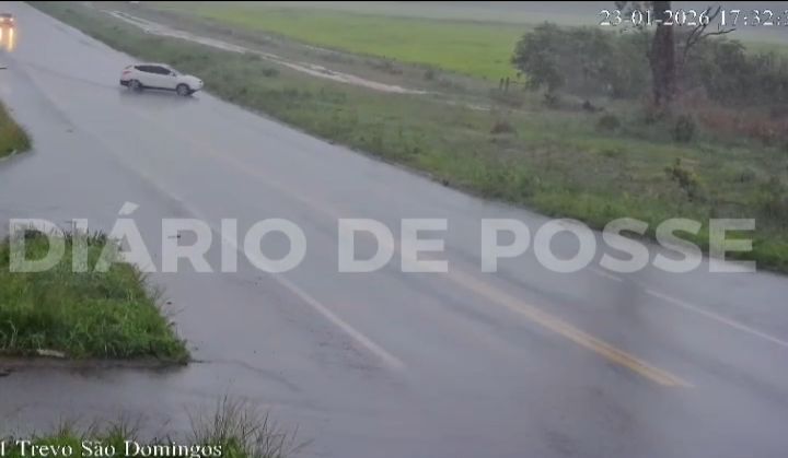 Câmera registra veículo saindo da pista e capotando na BR-020, no trevo de São Domingos-GO