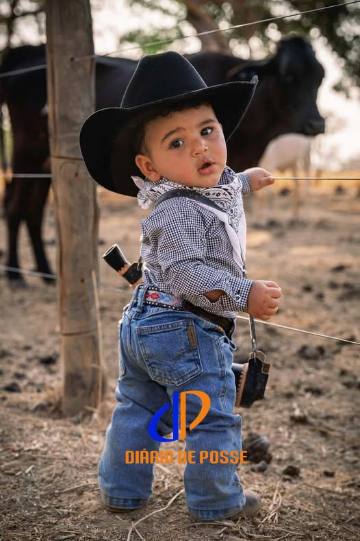 Mini cowboy de Iaciara conquista a internet com rotina no campo