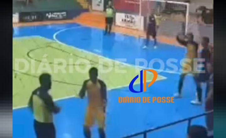 Vídeo mostra homem arremessando lata em jogador durante jogo de futsal em Iaciara-GO