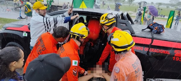 Raio atinge manifestação em Brasília e deixa dezenas de pessoas feridas