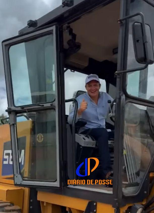 Mambaí recebe novo equipamento para recuperação de estradas vicinais