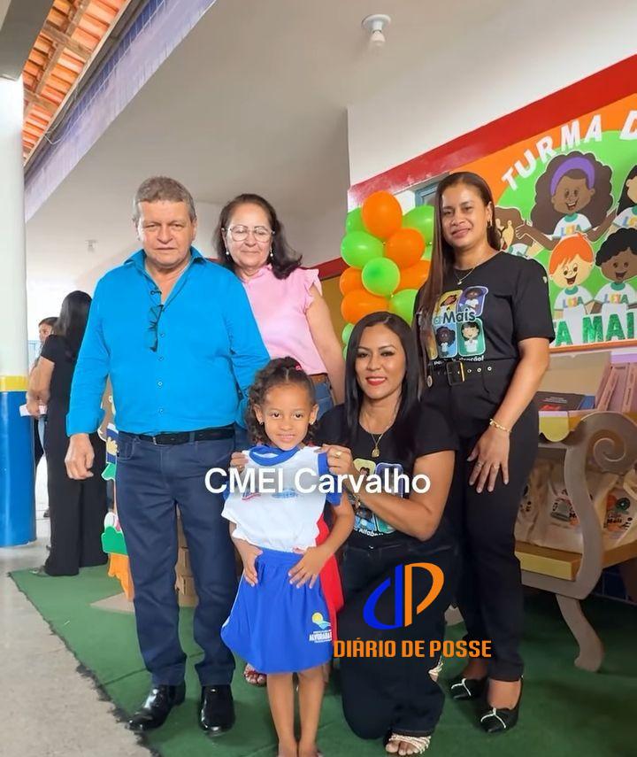 Prefeitura de Alvorada do Norte realiza entrega de uniformes e kits escolares para alunos da rede municipal