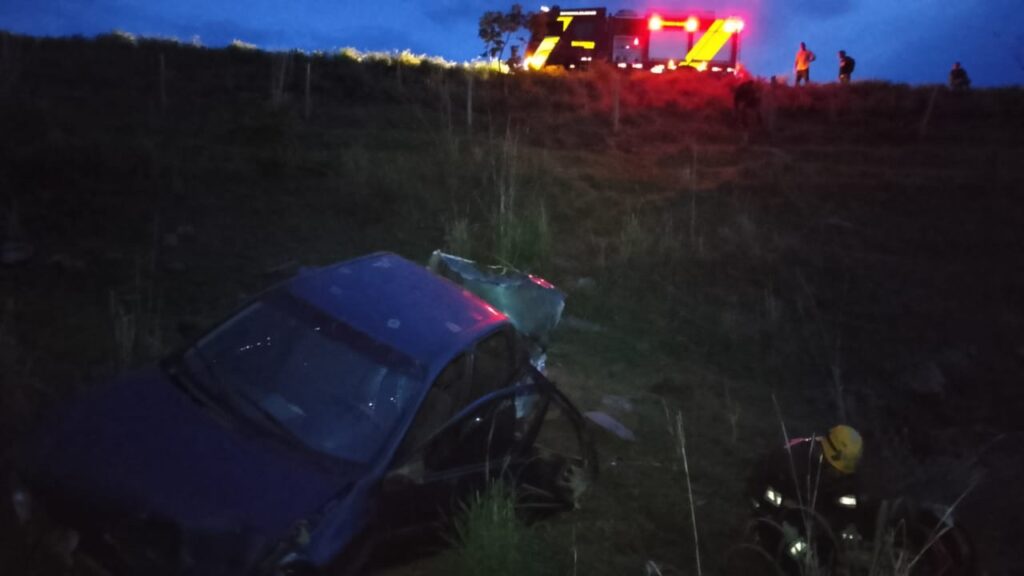 Posse-GO: motorista fica preso às ferragens após capotamento na GO-446