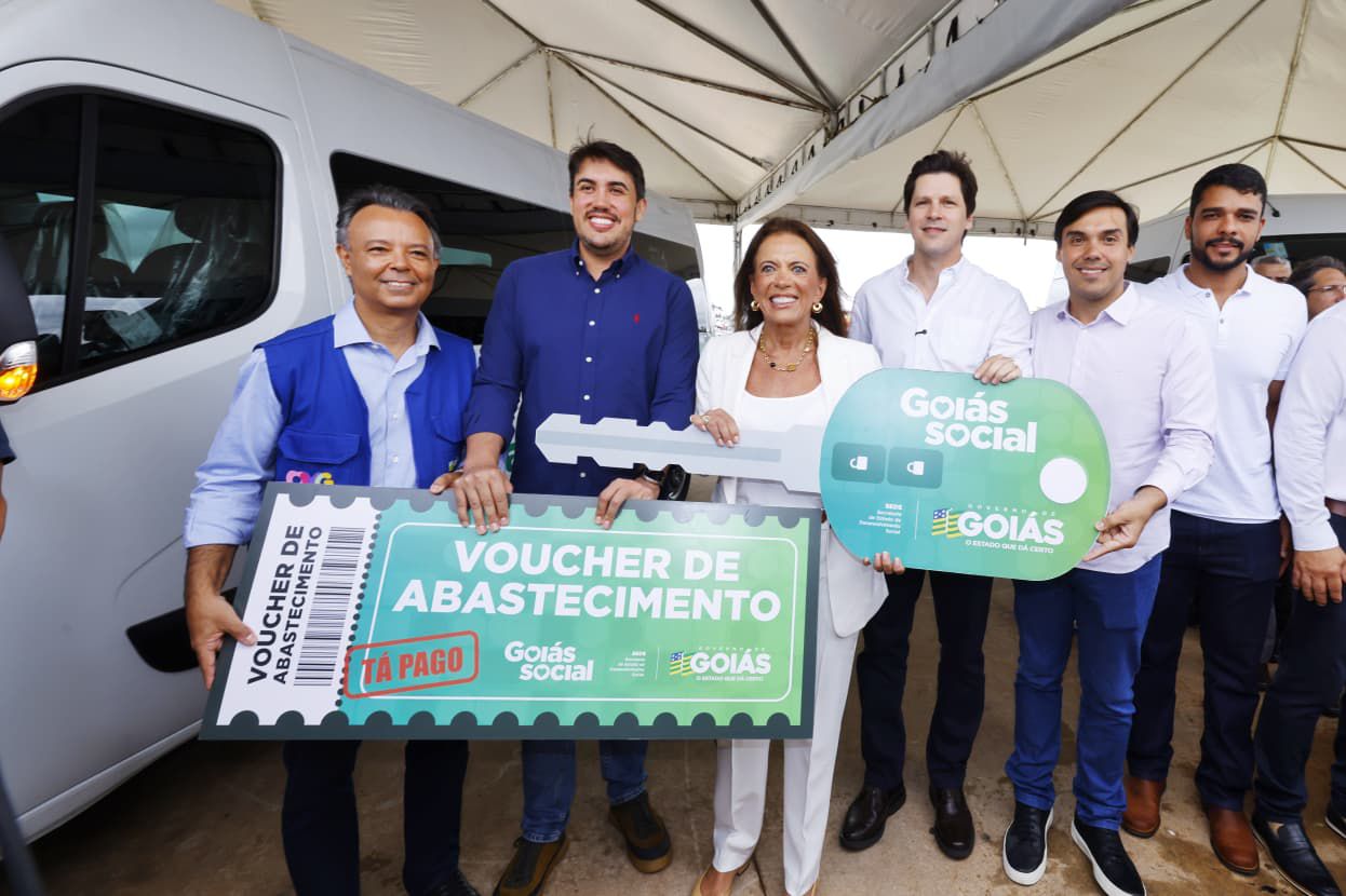 Goiás entrega vans e fortalece assistência social em todos os municípios