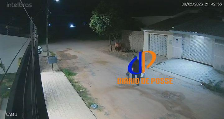 Após furtar botijão de gás, homem sai tranquilamente pela rua em Posse-GO