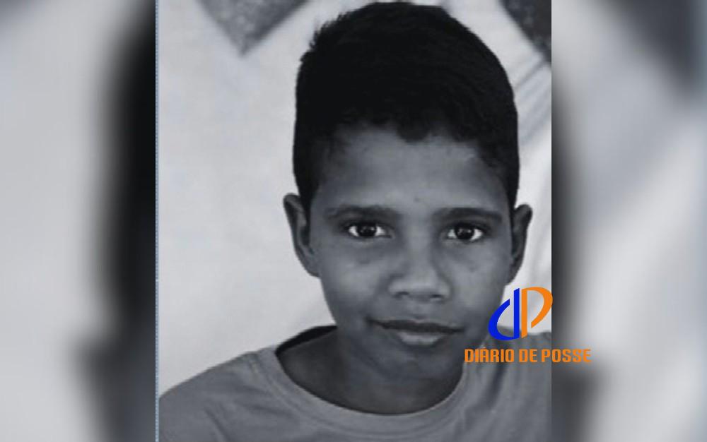 Um adolescente de 13 anos morreu após sofrer um choque elétrico ao pular o muro da casa de uma vizinha para buscar uma bola de futebol, no município de Quirinópolis