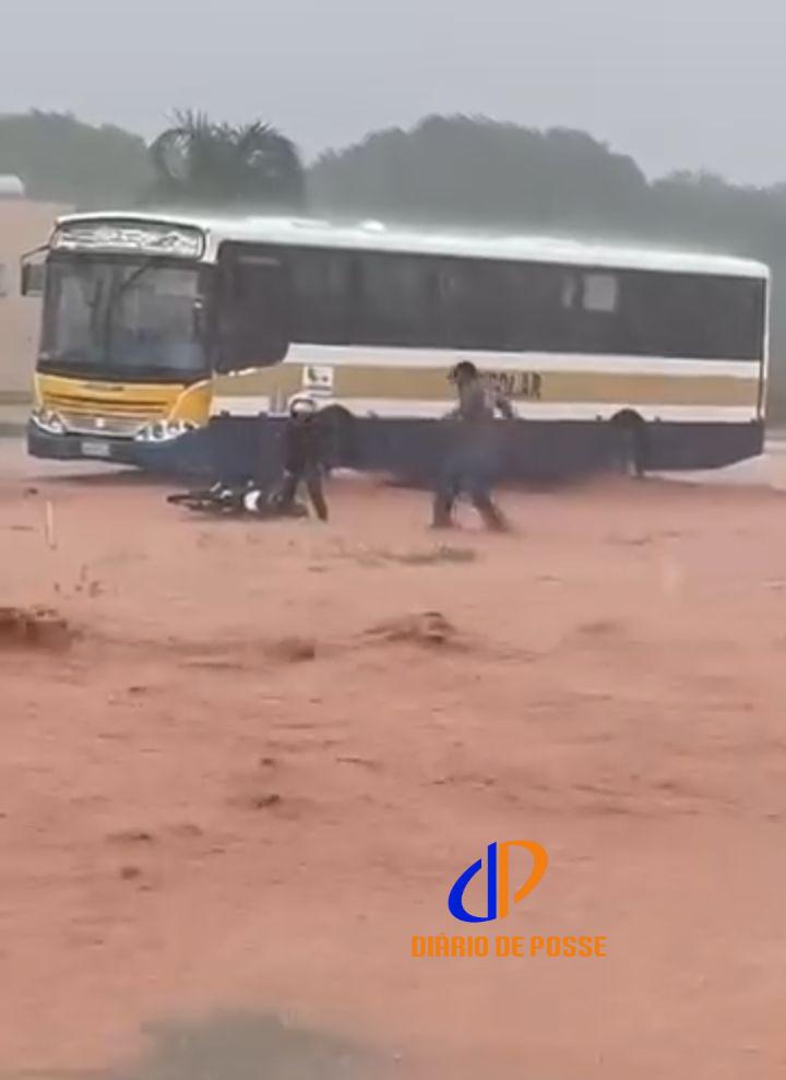 Forte chuva provoca enxurrada em frente à Policlínica de Posse